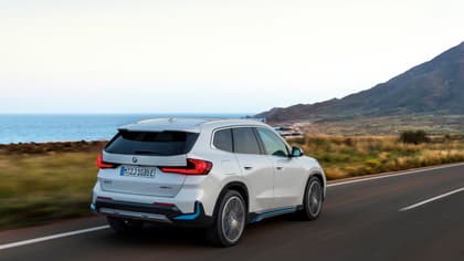 une voiture roulant sur une route