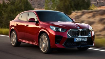 une voiture rouge sur une route