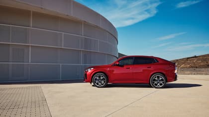 une voiture rouge garée devant un bâtiment