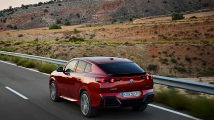 une voiture rouge roulant sur une route