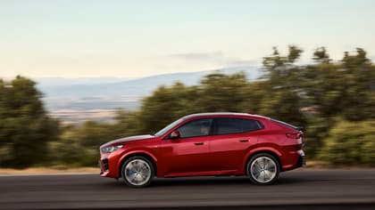 une voiture rouge roulant sur une route
