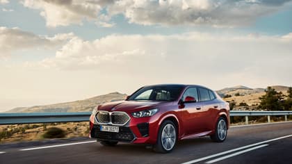 une voiture rouge roulant sur une route