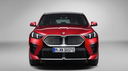 l'avant d'une voiture rouge