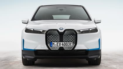 l'avant d'une voiture blanche