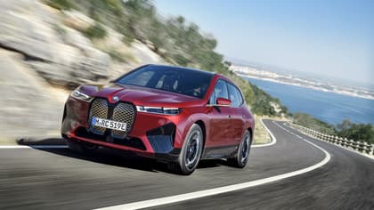 une voiture rouge roulant sur une route sinueuse