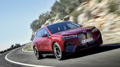 une voiture rouge roulant sur une route