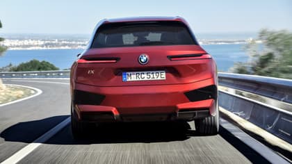 une voiture rouge sur une route