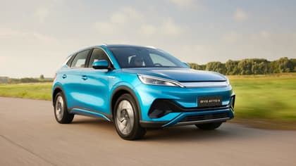 une voiture bleue roulant sur une route