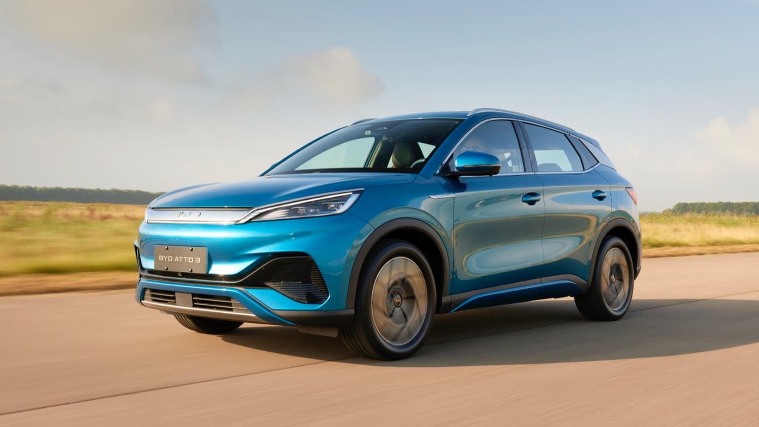 une voiture bleue roulant sur une route