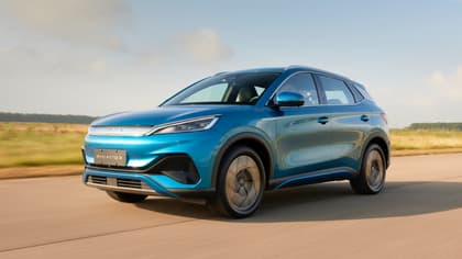 une voiture bleue roulant sur une route