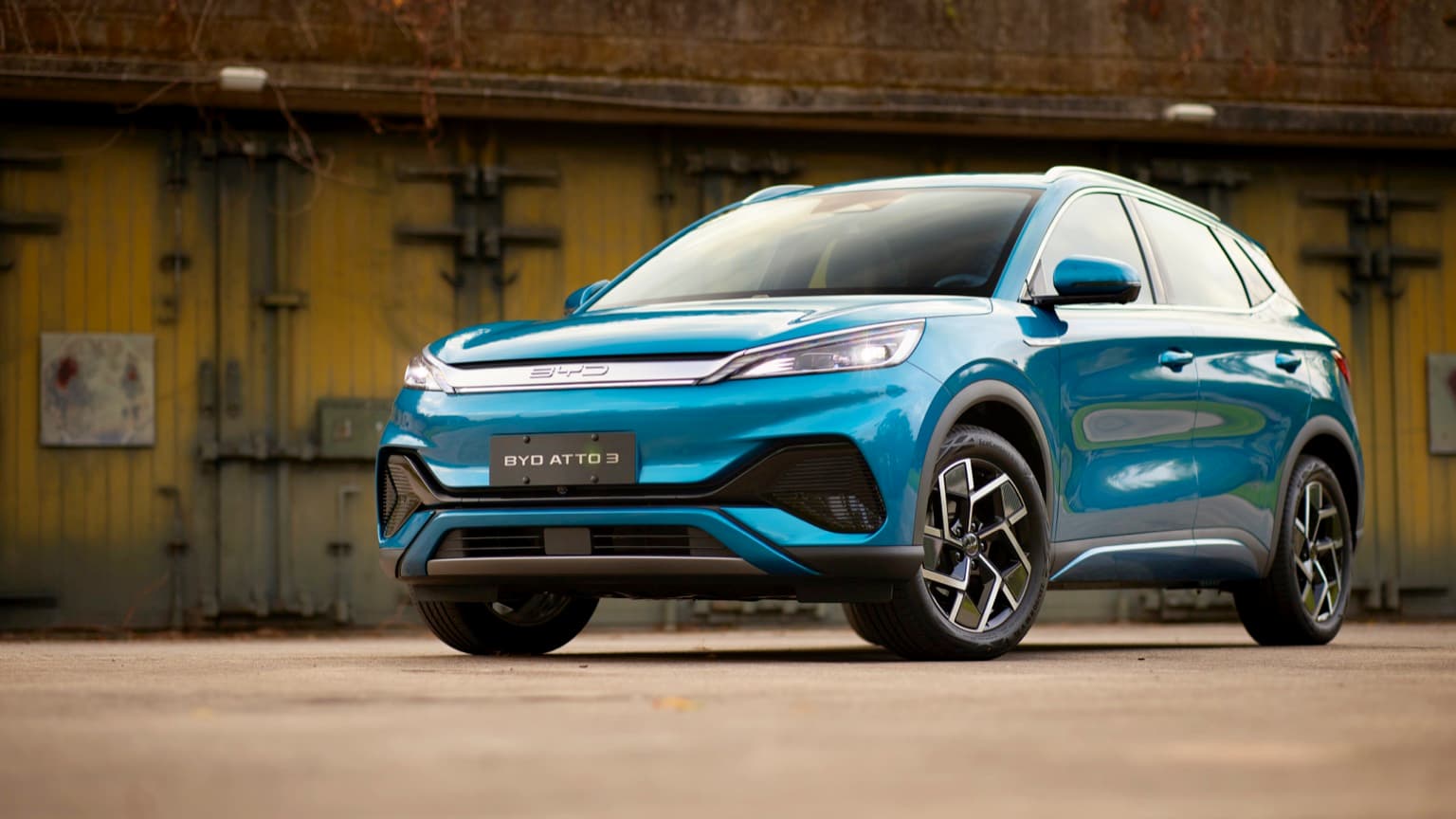 une voiture bleue garée devant un bâtiment