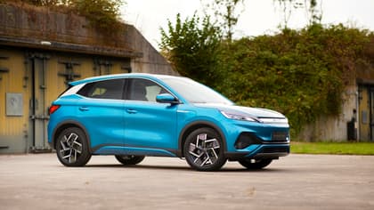 une voiture bleue garée devant un bâtiment