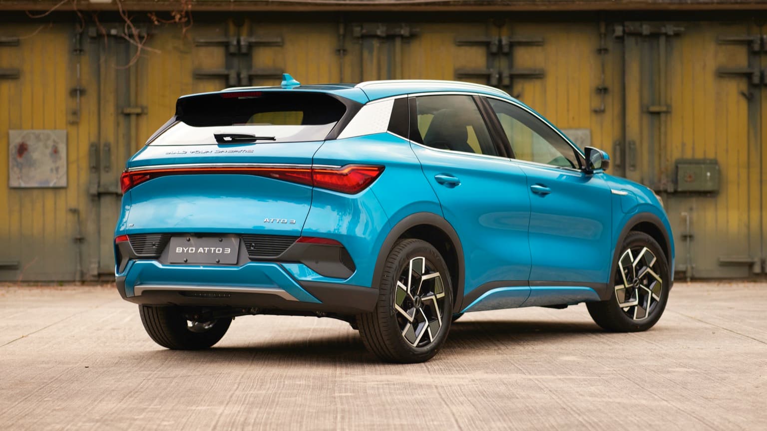 une voiture bleue garée sur du béton