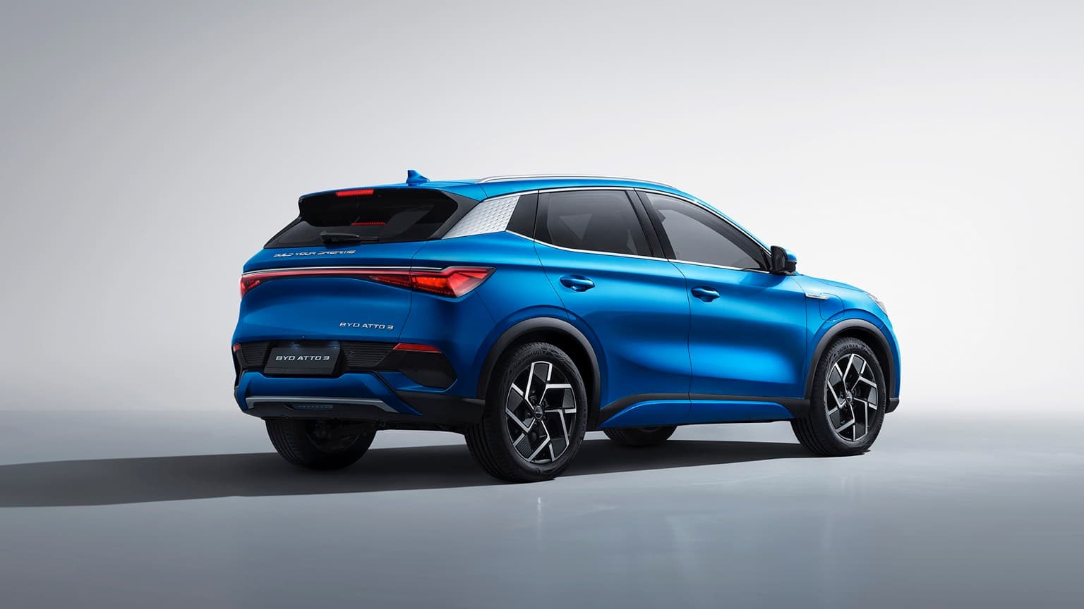 une voiture bleue garée sur une surface blanche