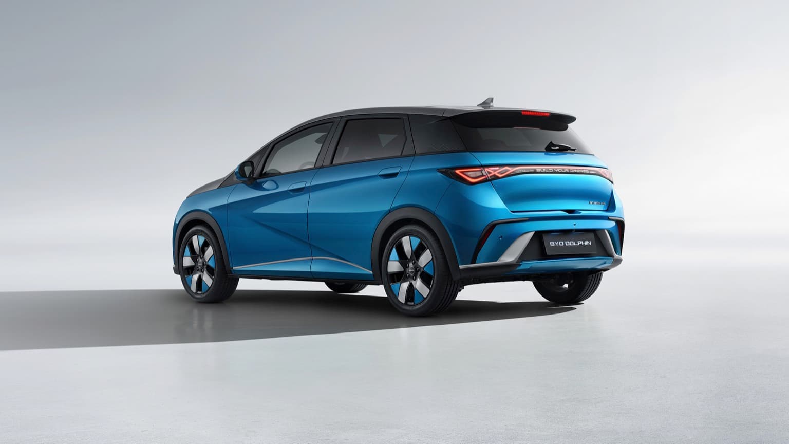 une voiture bleue garée sur une surface blanche