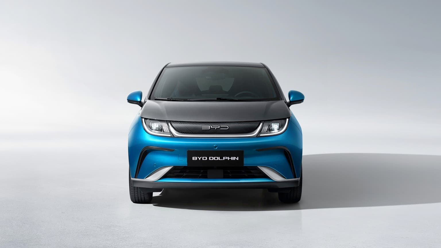 une voiture bleue avec des garnitures noires