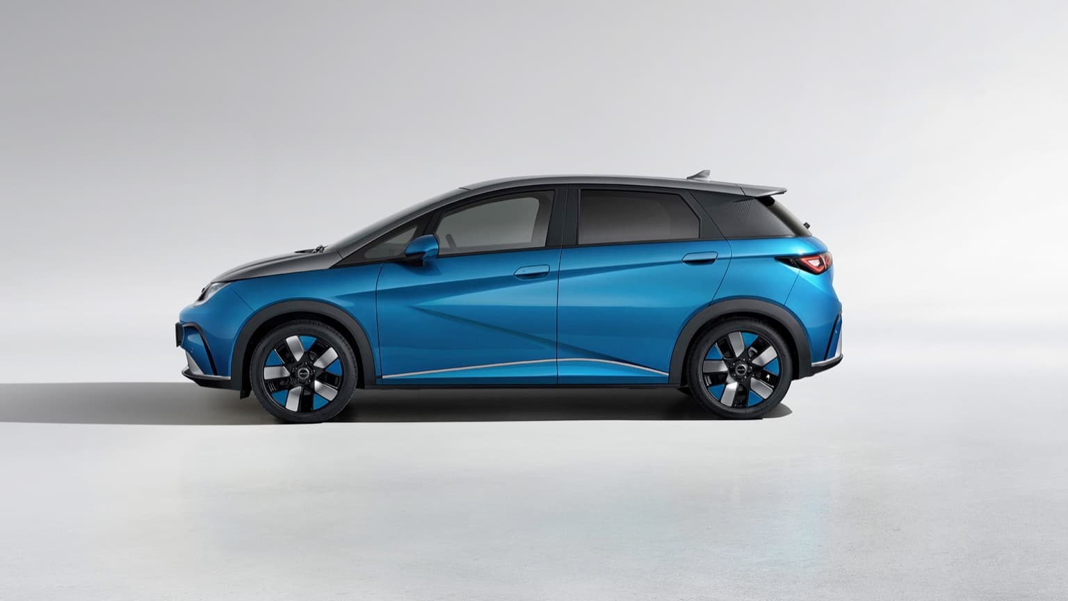 une voiture bleue garée sur une surface blanche