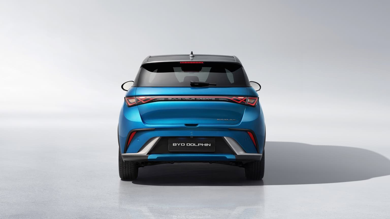 à l'arrière d'une voiture bleue