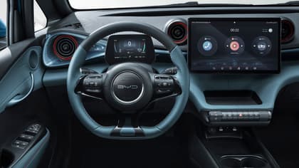 l'intérieur d'une voiture avec un volant et un écran tactile