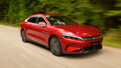 une voiture rouge roulant sur une route