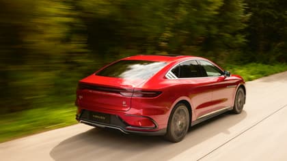 une voiture rouge sur une route
