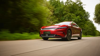 une voiture rouge roulant sur une route