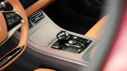 Gros plan sur une console de voiture