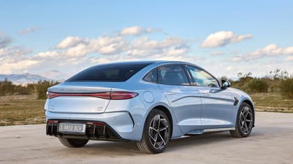 une voiture argentée garée sur du béton