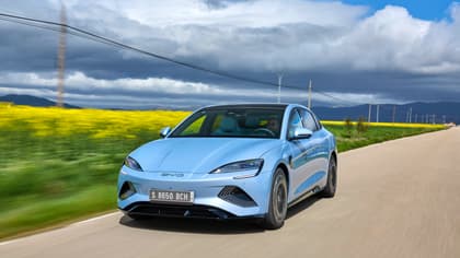 une voiture bleue sur une route