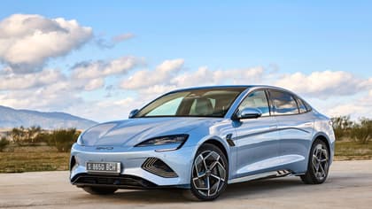 une voiture garée sur une surface en béton