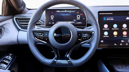 le volant et un téléphone à l'avant d'une voiture