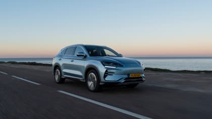 une voiture sur la route
