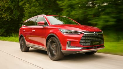 une voiture rouge sur une route