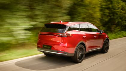une voiture rouge roulant sur une route