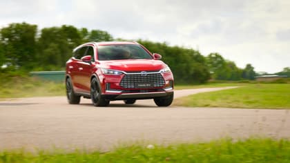 une voiture rouge roulant sur une route