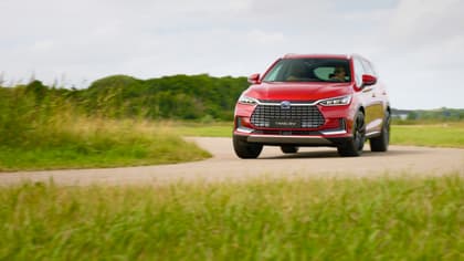 une voiture rouge roulant sur une route
