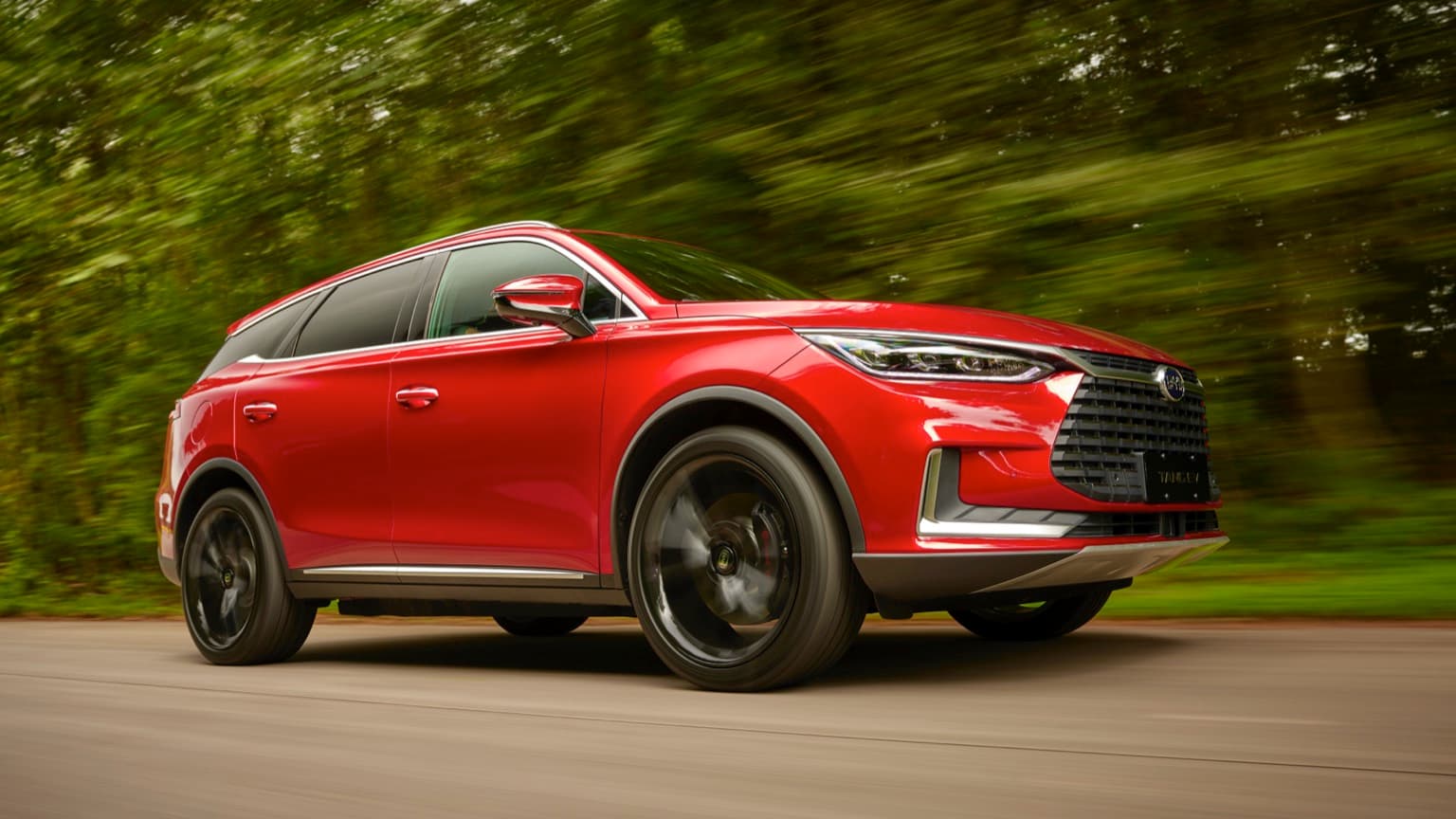 une voiture rouge sur une route