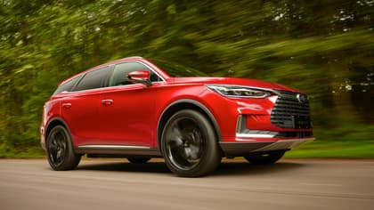 une voiture rouge sur une route