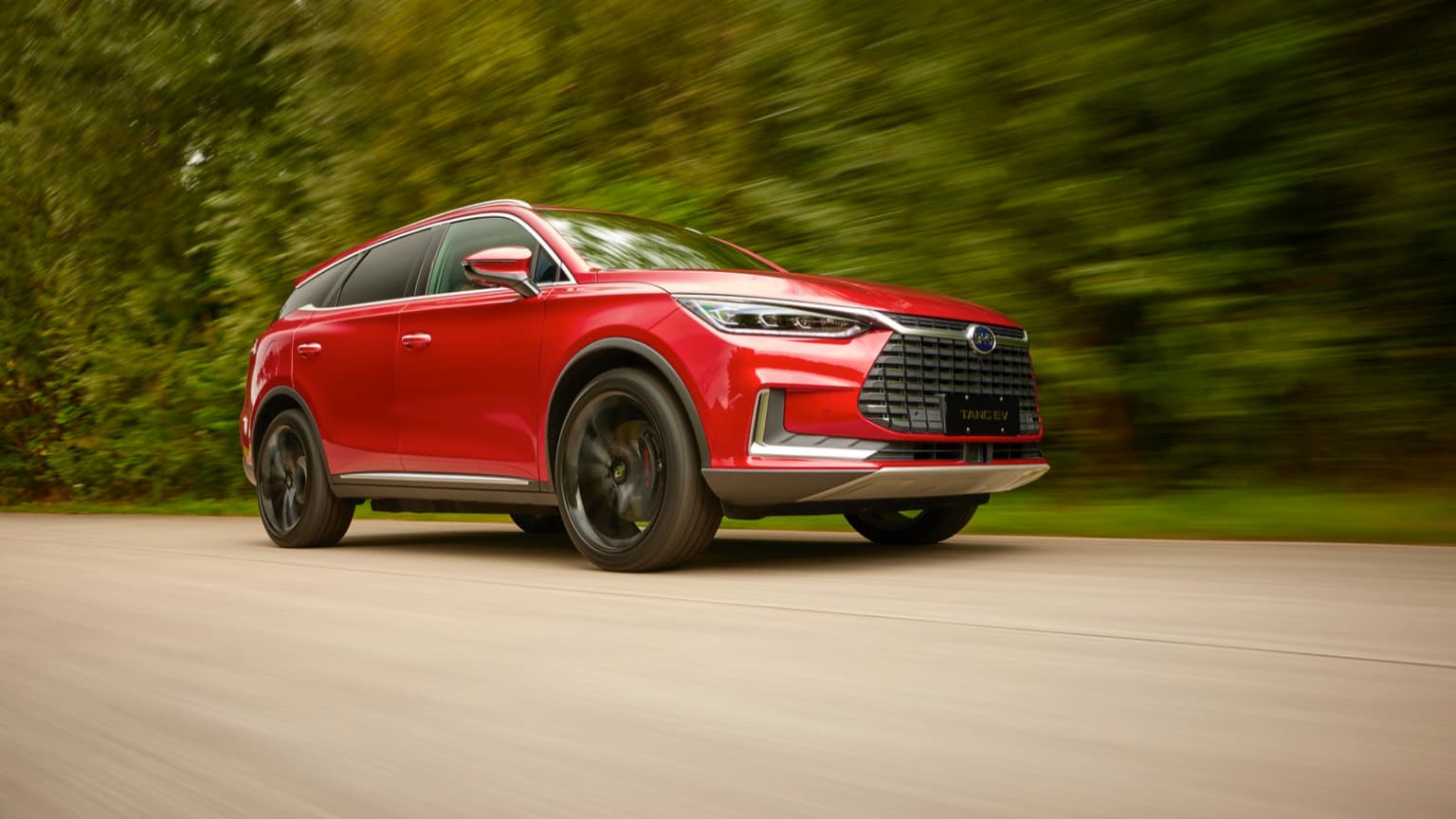 une voiture rouge sur une route