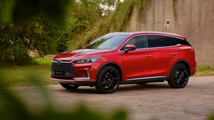 une voiture rouge garée dans une allée