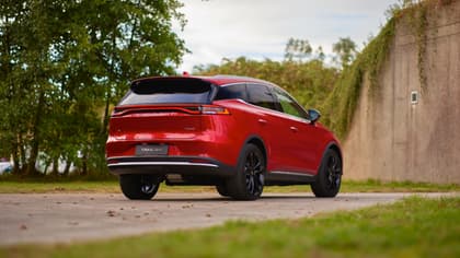 une voiture rouge garée sur une route