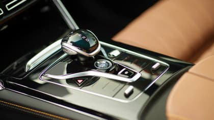 un gros plan d'un levier de vitesse