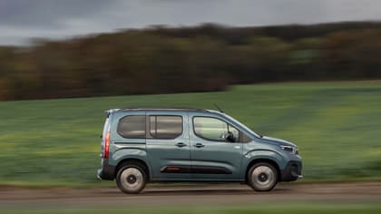 une camionnette bleue circulant sur une route