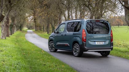 une voiture sur la route
