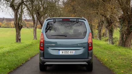 une voiture sur une route