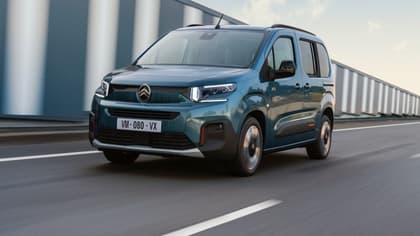 une voiture sur la route