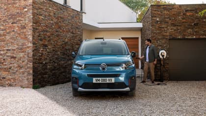 un homme chargeant une voiture