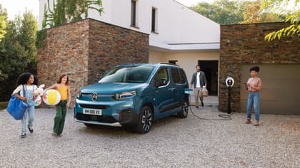 un homme et une femme à côté d'une voiture