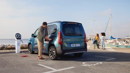 un homme chargeant une voiture