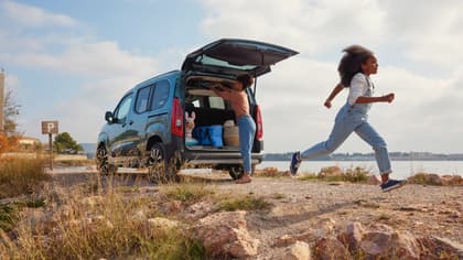 un couple de personnes se heurtant à une voiture